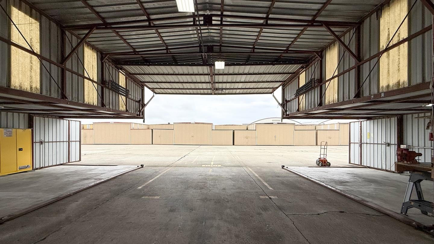 Port-a-Port Hangar Oakland Airport N Fie