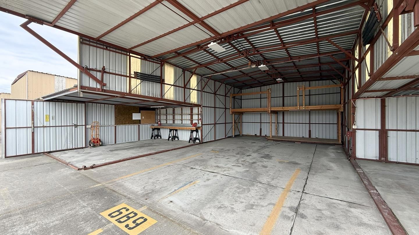 Port-a-Port Hangar Oakland Airport N Fie