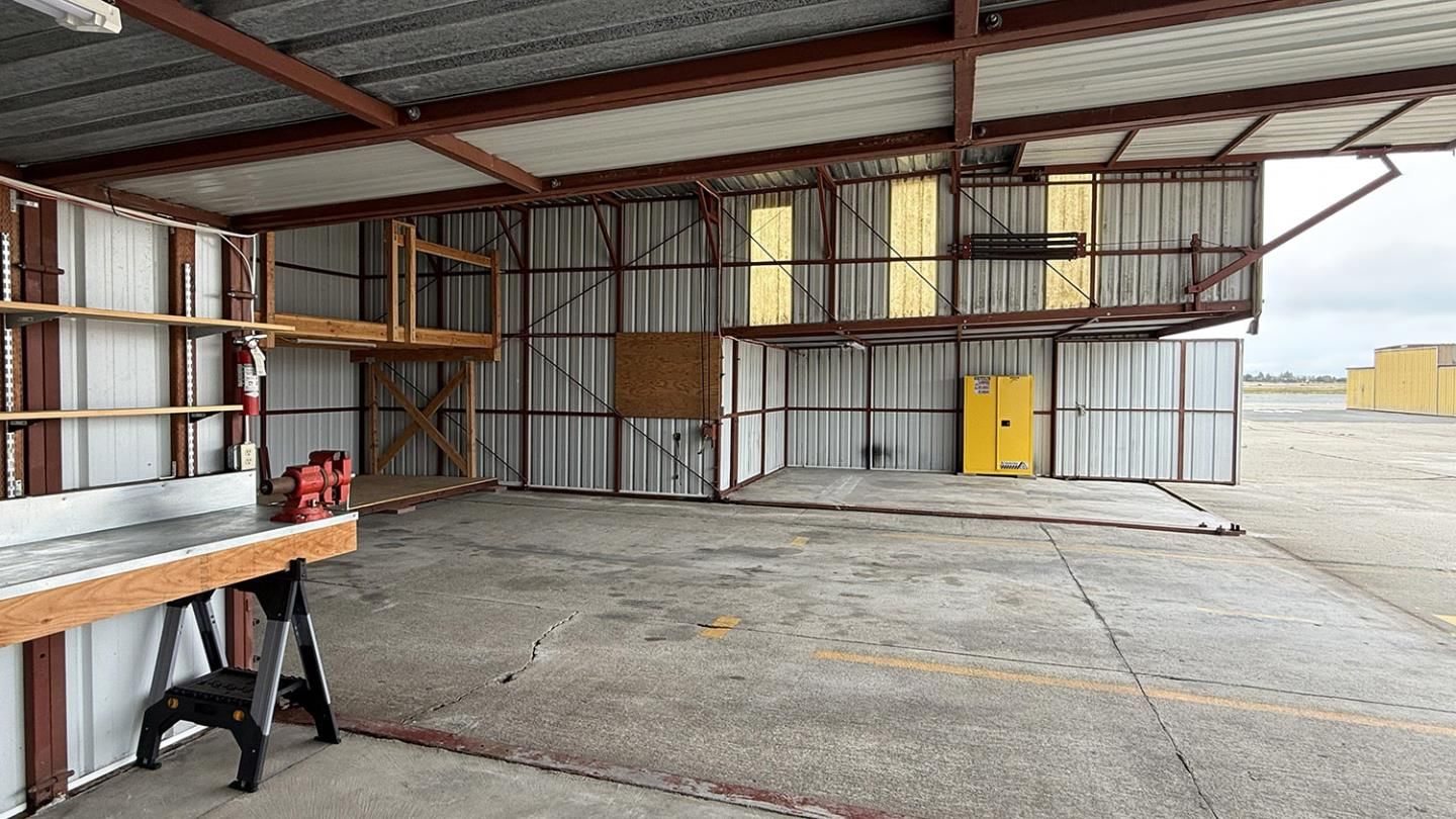 Port-a-Port Hangar Oakland Airport N Fie