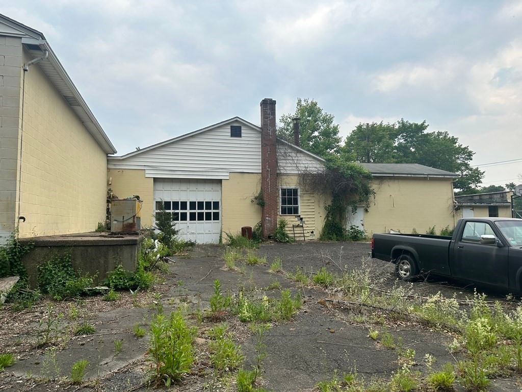 214 Feeding Hills Rd Southwick — Photo 11 of 18