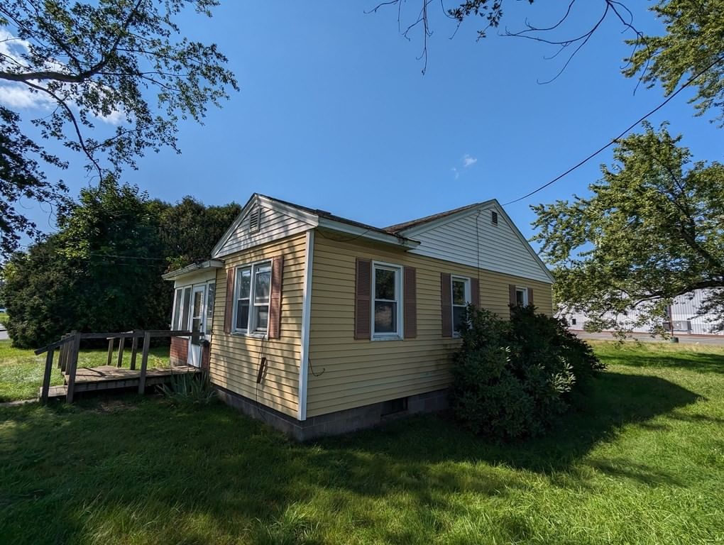 24 Elm St, Deerfield, MA 01373