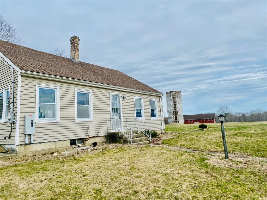 335 Old Fall River Rd Dartmouth — Photo 27 of 32
