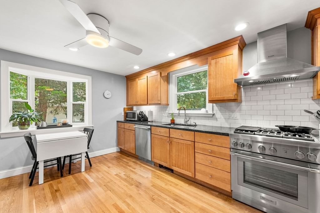 84 Woburn St Reading — Photo 3 of 42