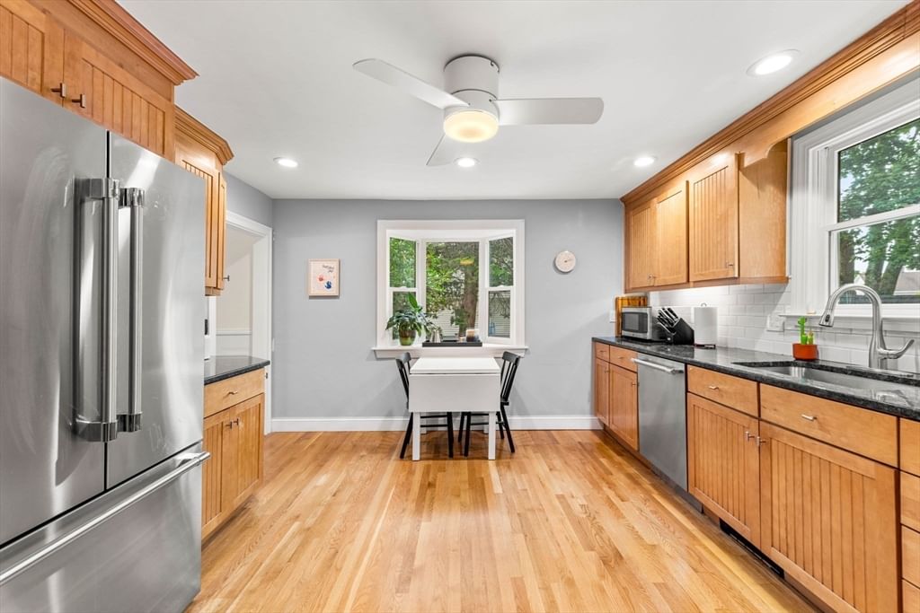 84 Woburn St Reading — Photo 4 of 42