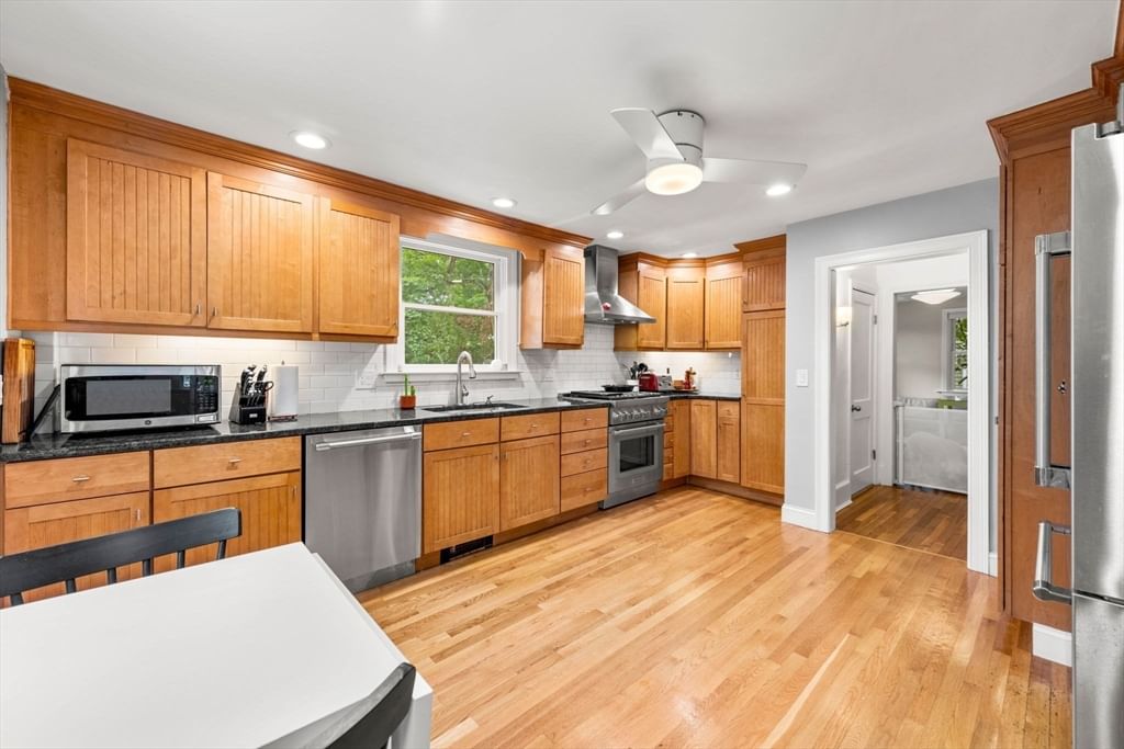 84 Woburn St Reading — Photo 7 of 42
