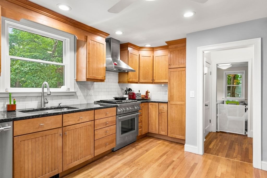 84 Woburn St Reading — Photo 8 of 42