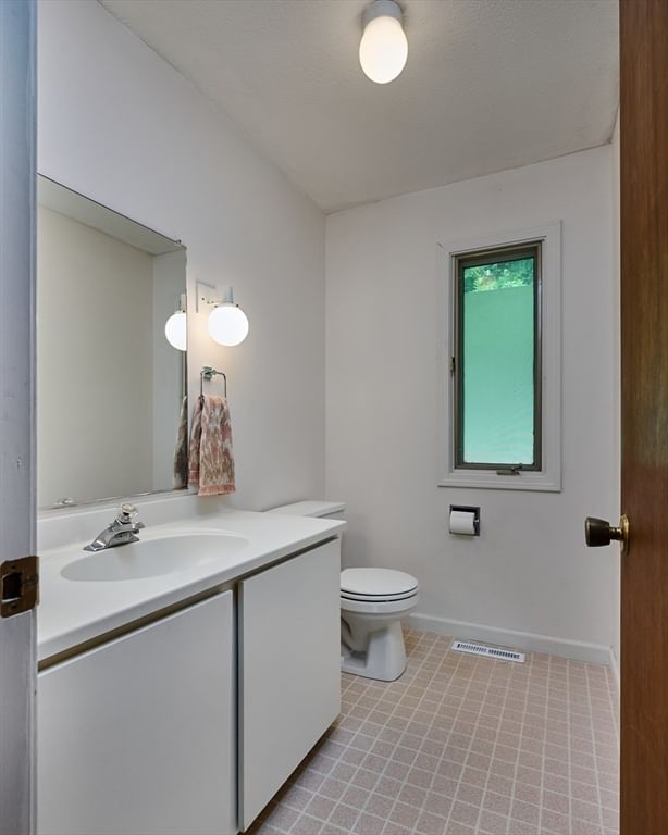 12 Bray Ct, Pelham, MA 01002 photo 5