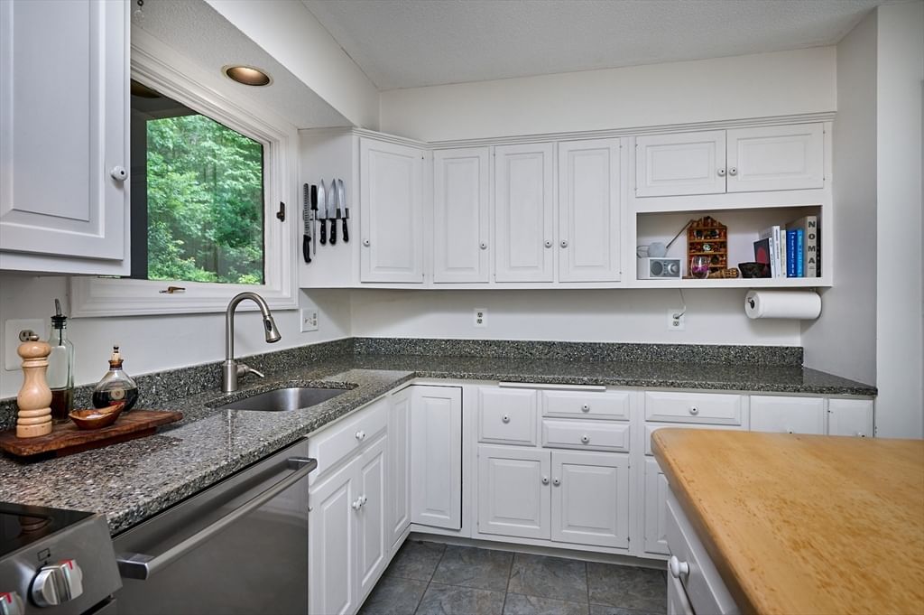12 Bray Ct, Pelham, MA 01002 photo 2