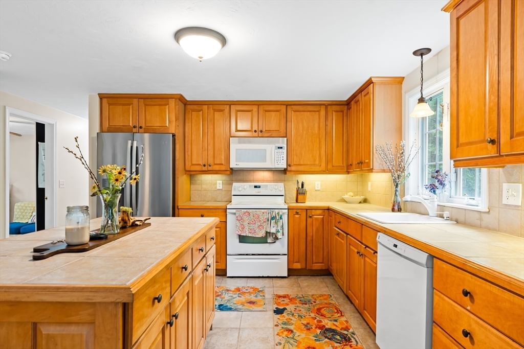 28 Birch Dr, Petersham, MA 01366 photo 2