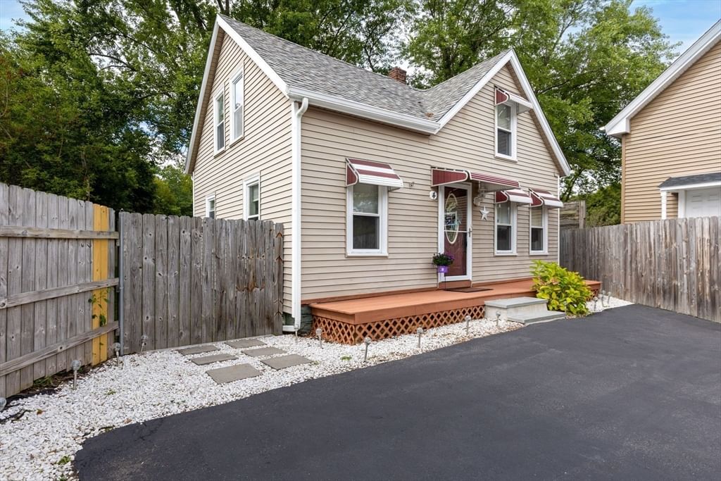 4 Phillips St Attleboro — Photo 2 of 34