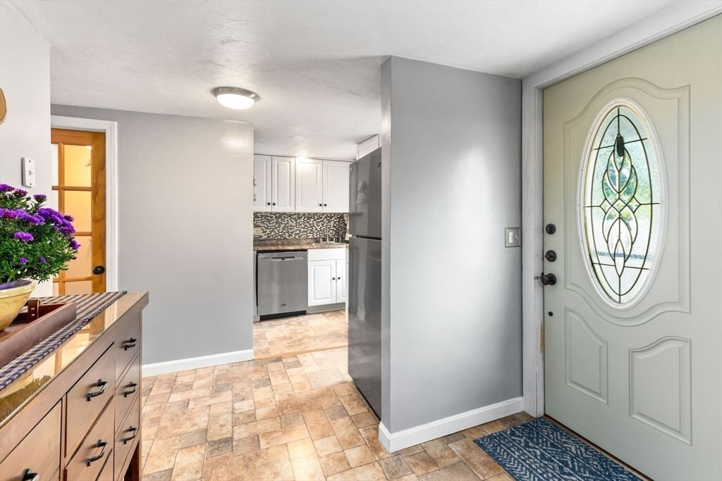 4 Phillips St Attleboro — Photo 4 of 34