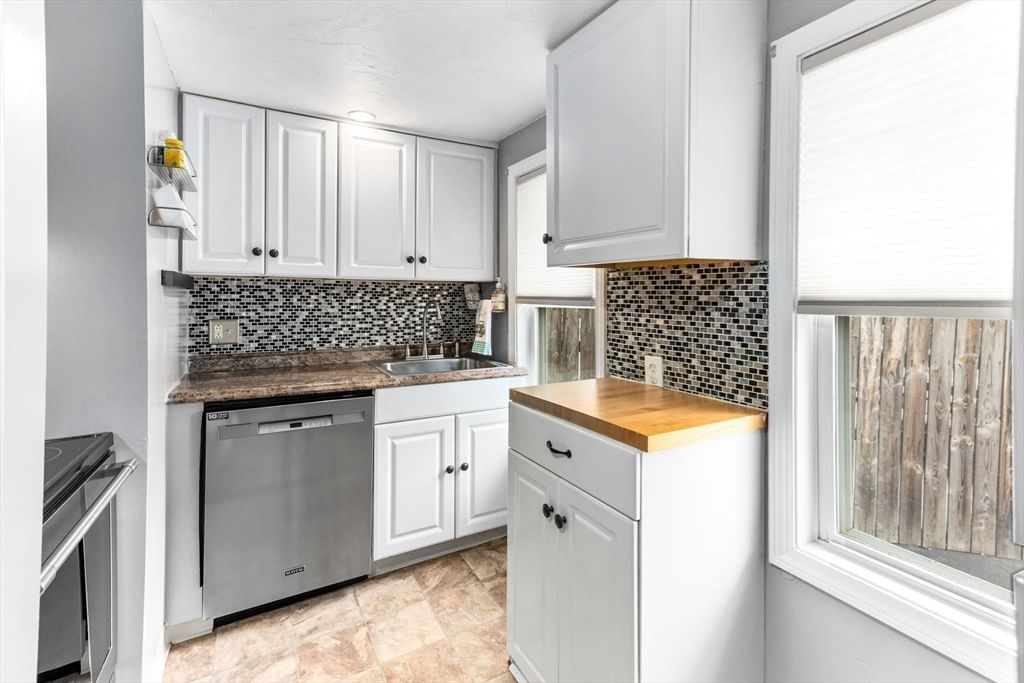 4 Phillips St Attleboro — Photo 6 of 34