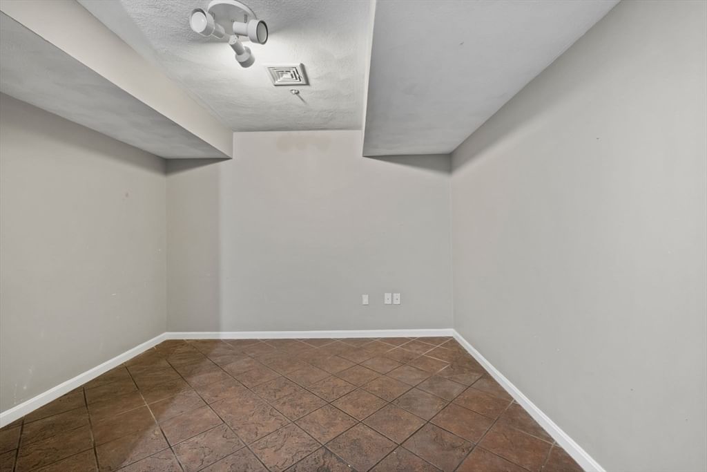 Listing Image 30