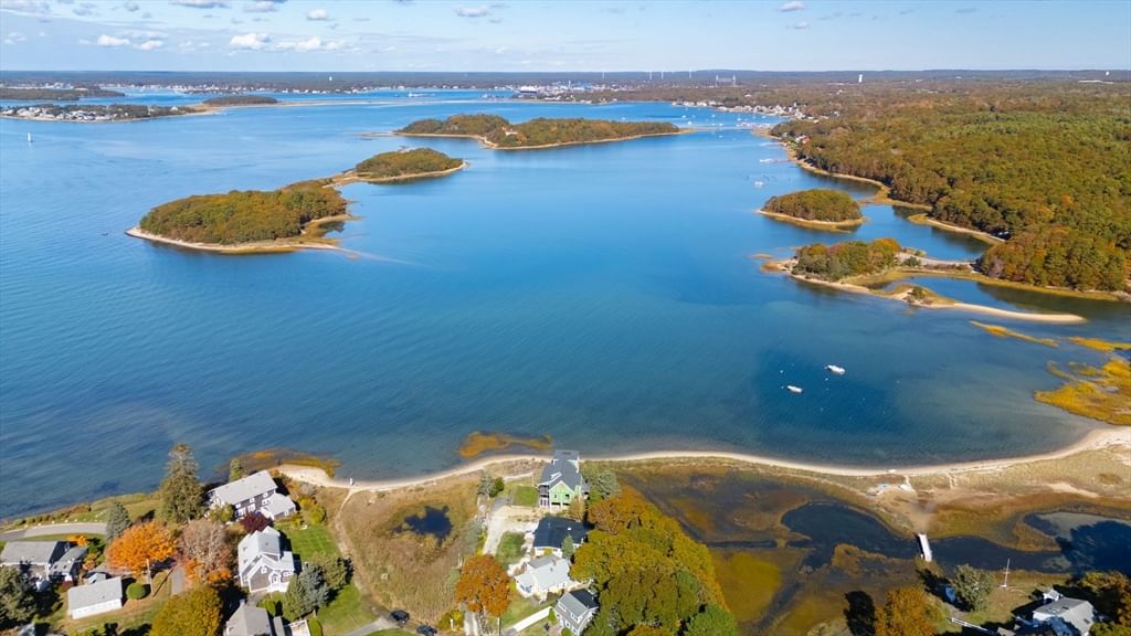 14 Navajo Rd, Bourne, MA 02559