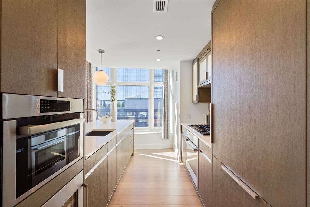 100 Lovejoy Wharf #PH 1B Boston — Photo 13 of 41
