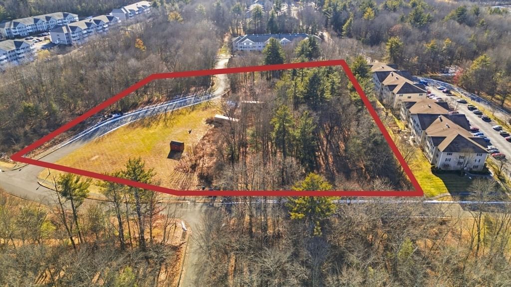 30 Greenleaves Dr, Amherst, MA 01002