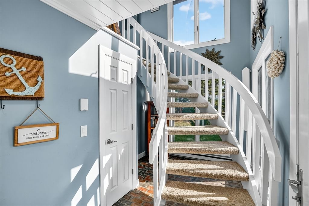 76 Washque Ave Edgartown — Photo 10 of 42