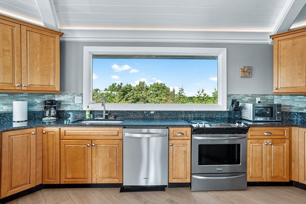 76 Washque Ave Edgartown — Photo 17 of 42
