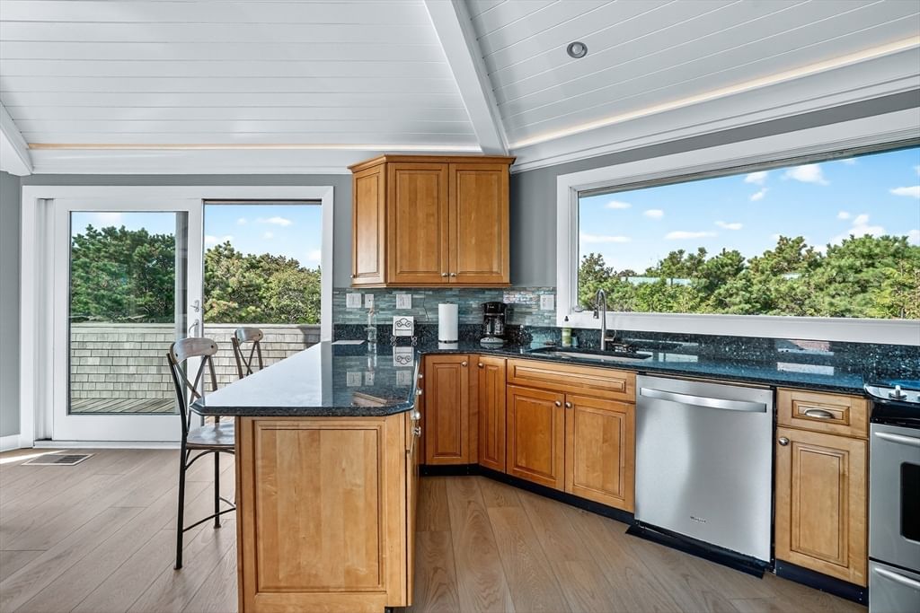 76 Washque Ave Edgartown — Photo 18 of 42