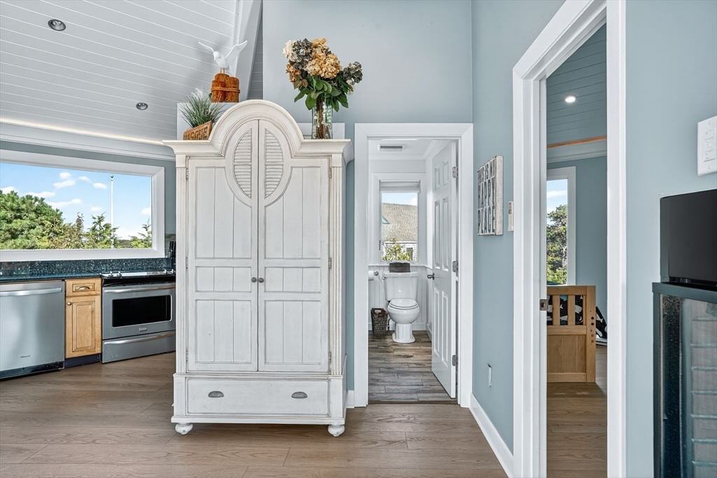 76 Washque Ave Edgartown — Photo 25 of 42
