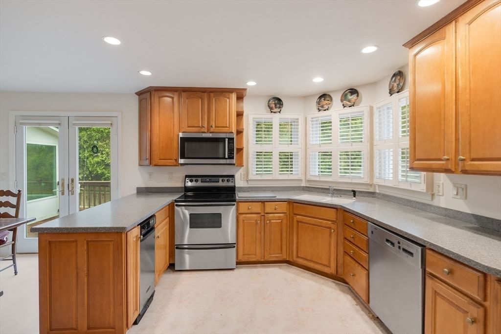 276 Shore St Falmouth — Photo 14 of 41