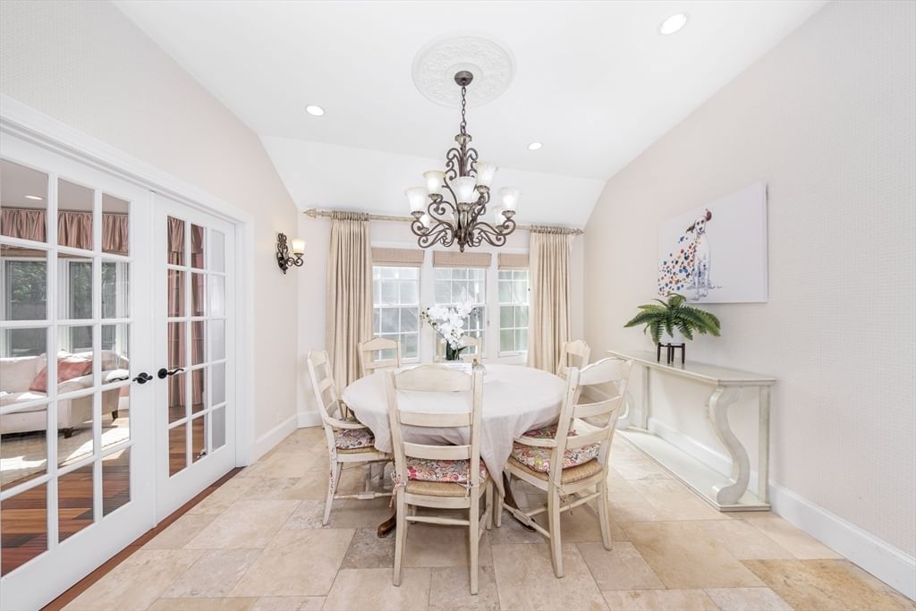 568 Wellesley St Weston — Photo 15 of 38