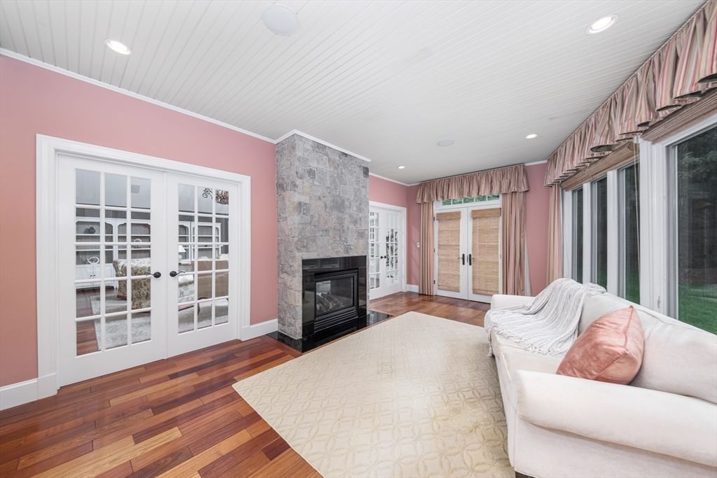 568 Wellesley St Weston — Photo 18 of 38