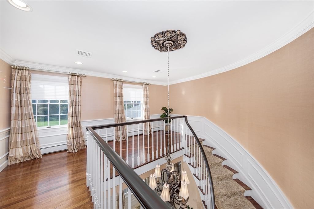 568 Wellesley St Weston — Photo 33 of 38