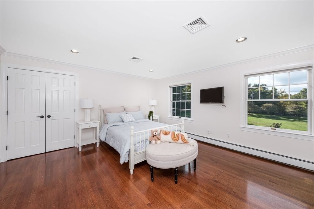 568 Wellesley St Weston — Photo 34 of 38
