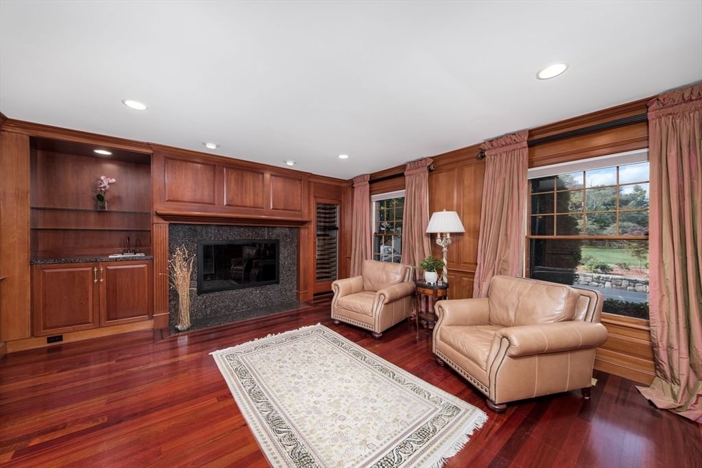 568 Wellesley St Weston — Photo 8 of 38