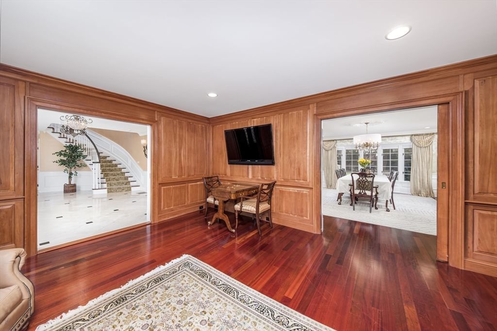 568 Wellesley St Weston — Photo 9 of 38