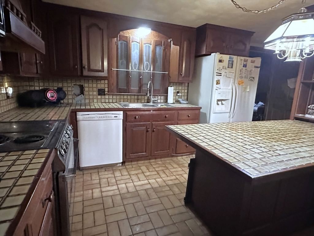 214 Sawdy Dr Westport — Photo 6 of 29