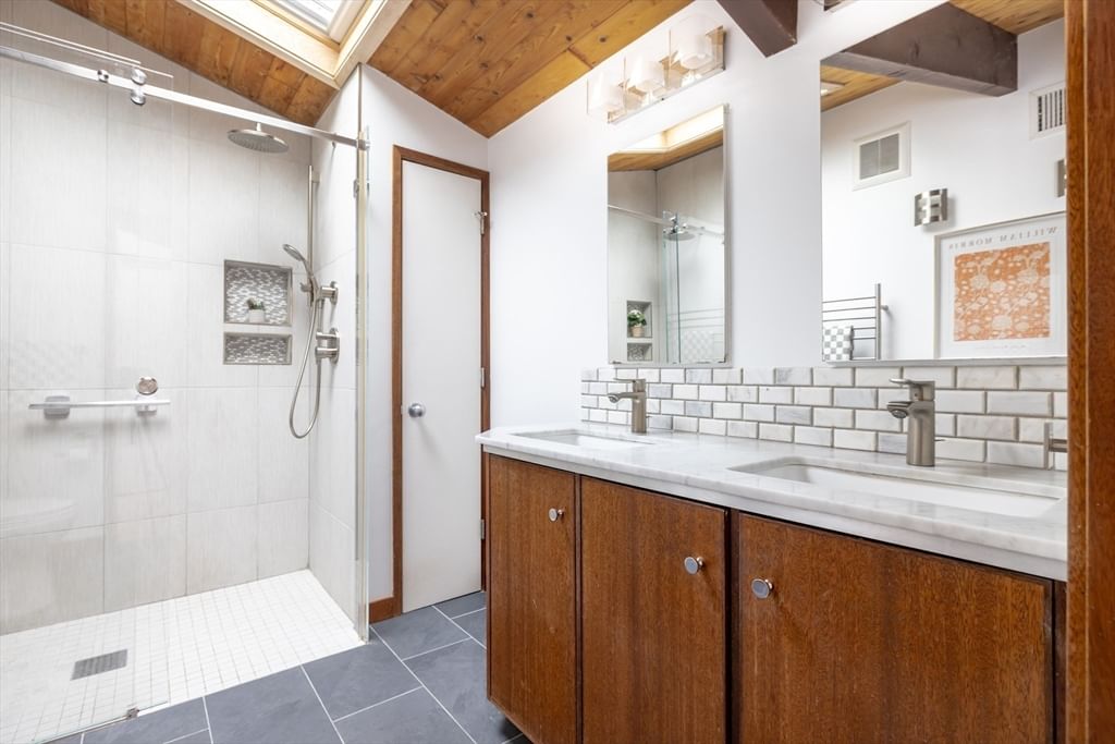 134 Rangeley Rd Brookline — Photo 13 of 27