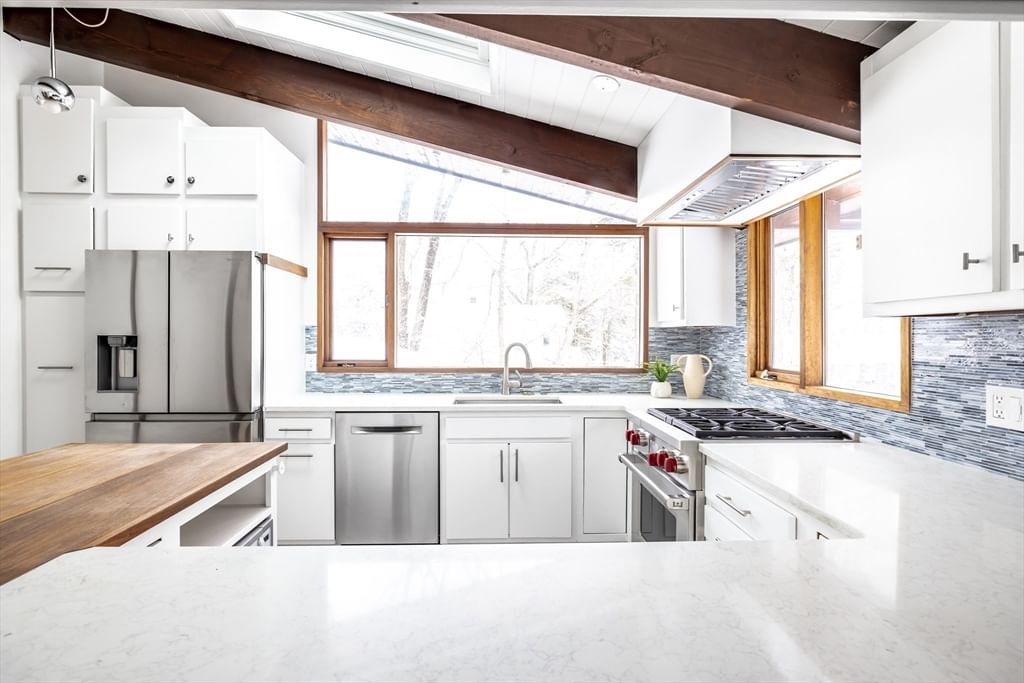 134 Rangeley Rd Brookline — Photo 4 of 27