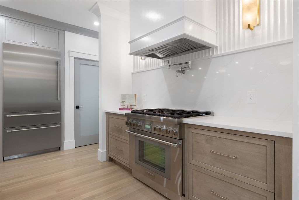 26 Beacon Ave Newburyport — Photo 8 of 42