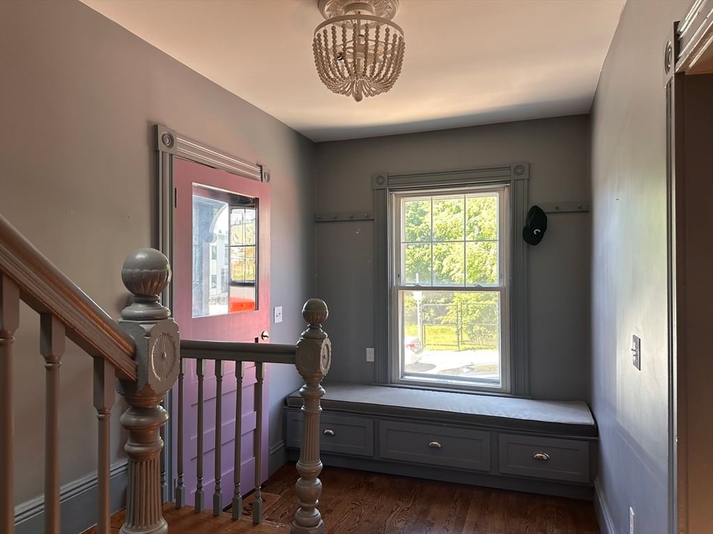 198 Byron St Boston — Photo 3 of 31