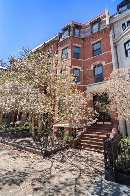 249 Commonwealth Ave Boston — Photo 3 of 8