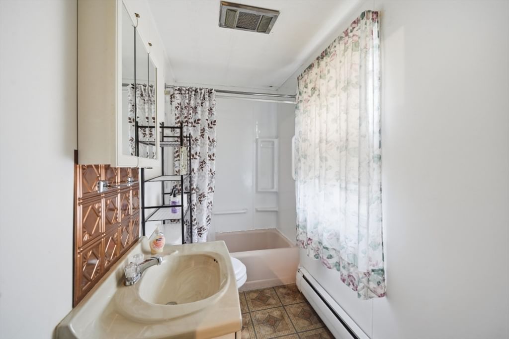 10-12 Oakdale Pl, Easthampton, MA 01027 photo 4