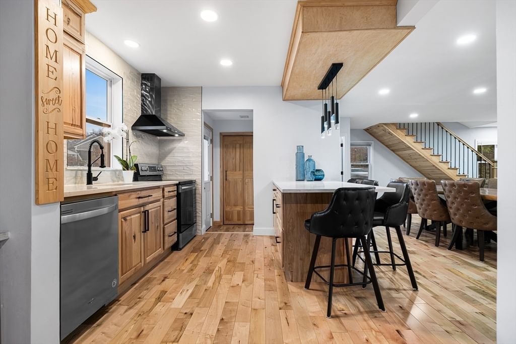 104 Sw Cutoff Northborough — Photo 8 of 33