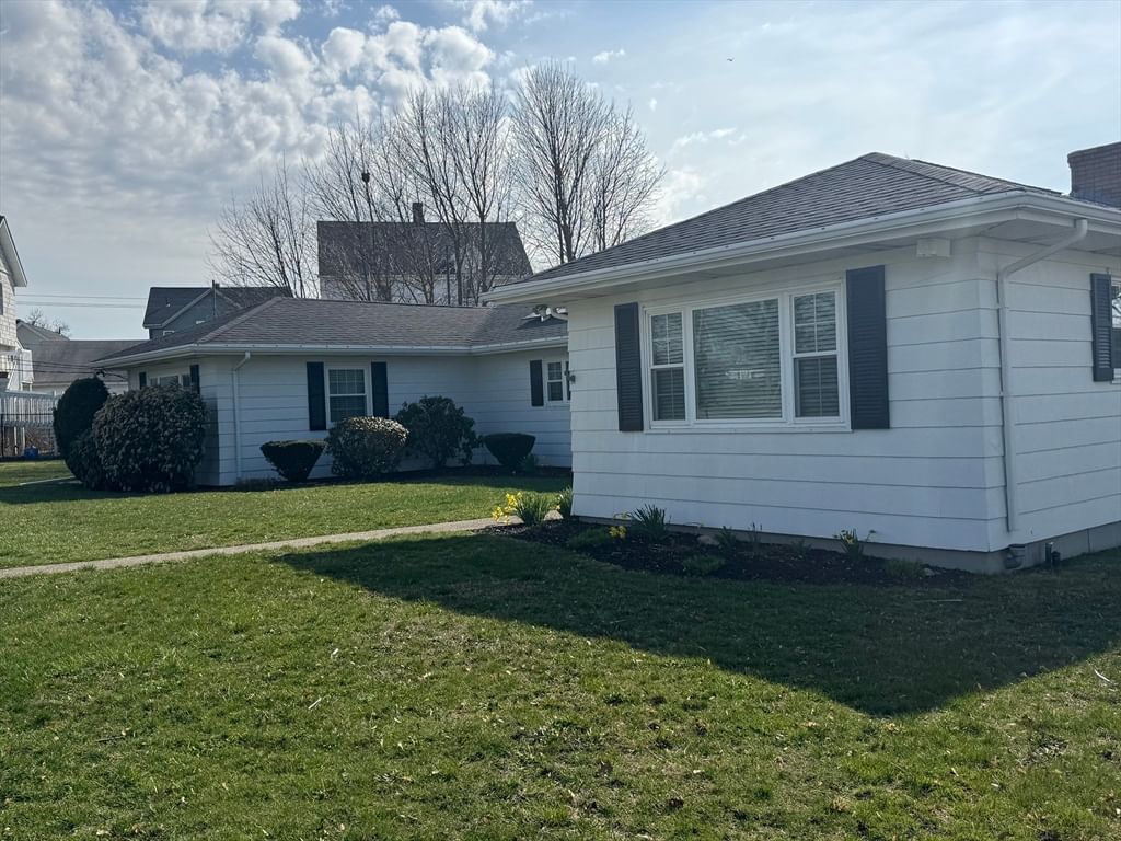 649 Stafford Rd Fall River — Photo 2 of 17