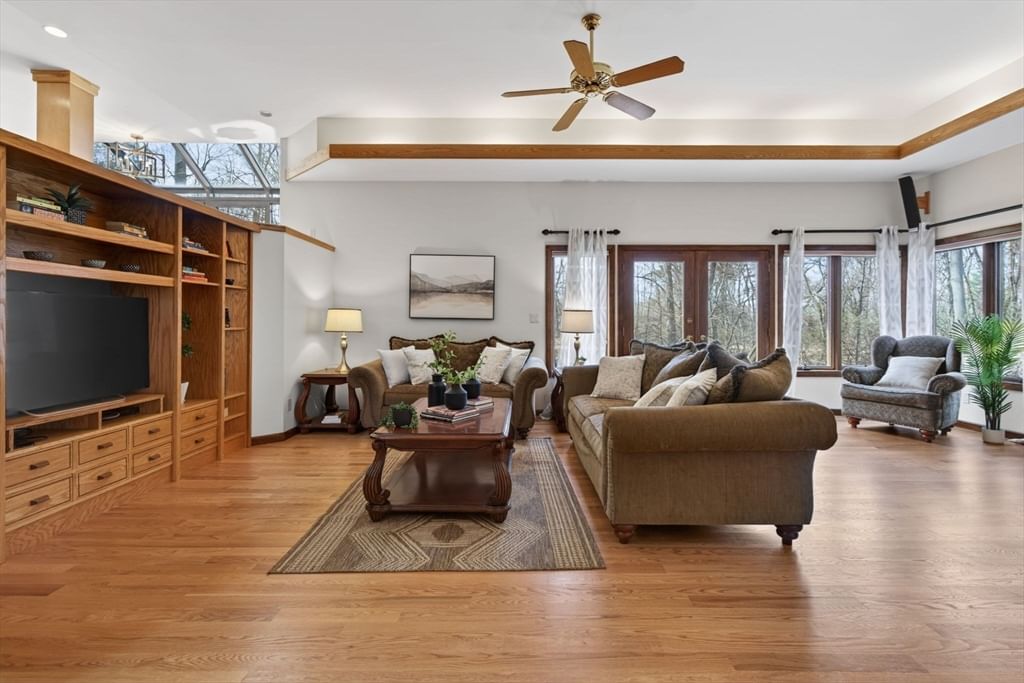 Listing Image 4