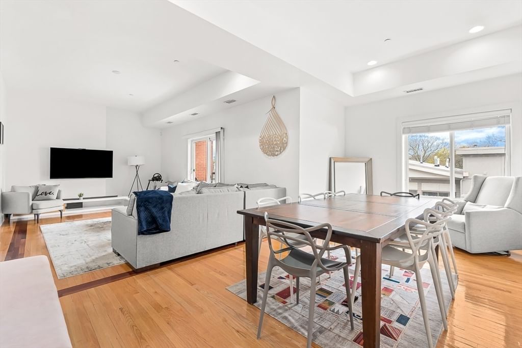 310 Hammond Pond Pkwy #301 Brookline — Photo 5 of 36