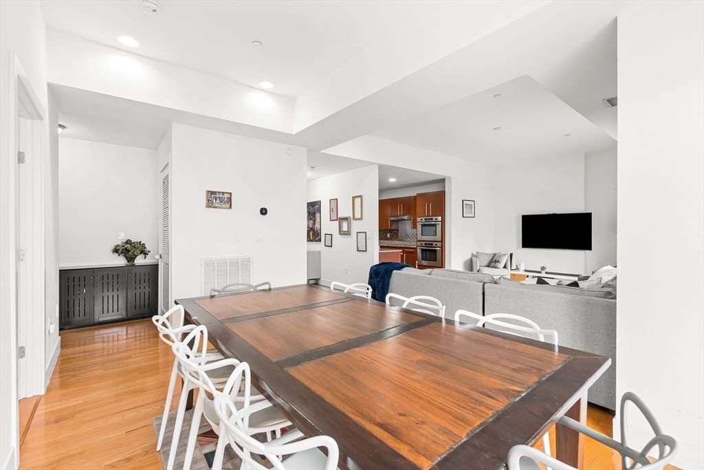 310 Hammond Pond Pkwy #301 Brookline — Photo 8 of 36