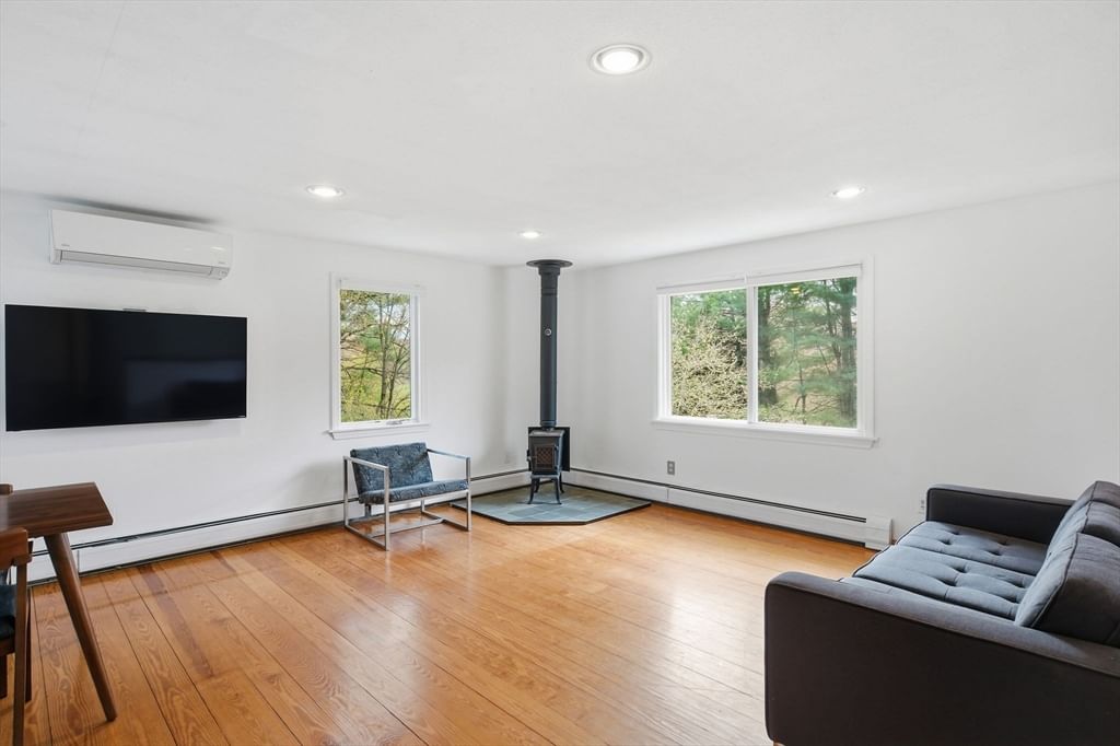 138 West St, Easthampton, MA 01027 photo 3