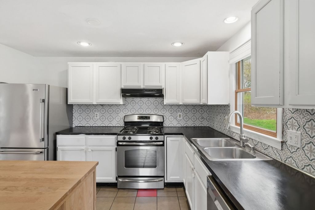 138 West St, Easthampton, MA 01027 photo 2