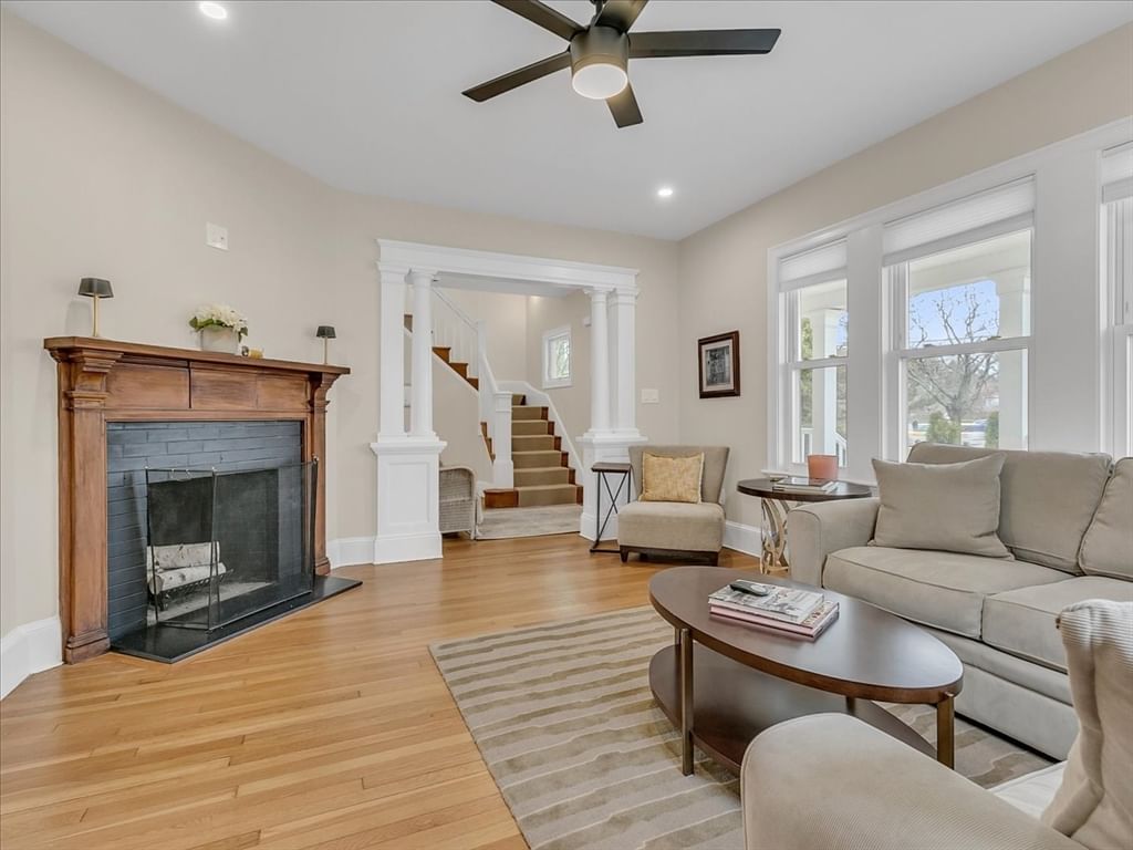 Listing Image 4