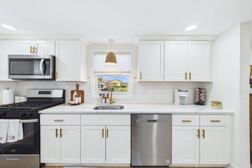 1501 E Rodney French Blvd New Bedford — Photo 13 of 32