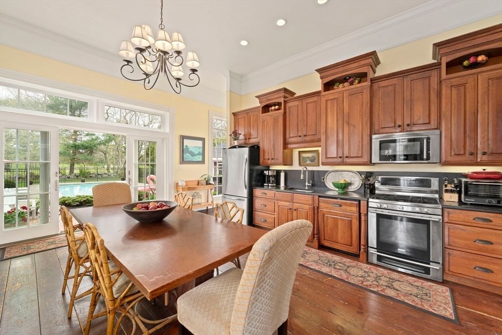 599 Moraine St Marshfield — Photo 8 of 41