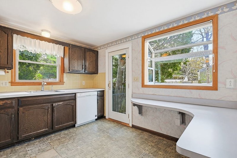 Property at 20 Worrall Rd, Plymouth, MA 02360