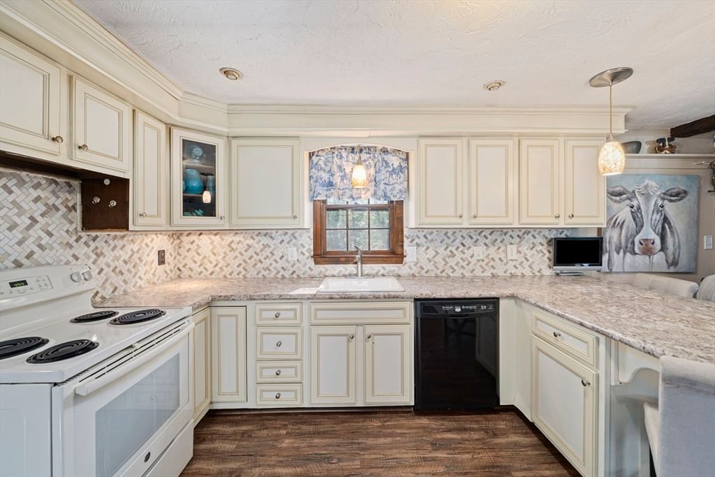 110 Country Rd Hanover — Photo 2 of 35